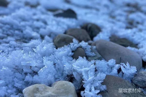 高清摄影 一颗心形的石头坐在覆盖着雪的岩石上。
