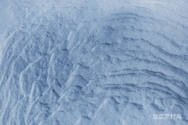 高清摄影 一张被雪覆盖的地面的特写照片