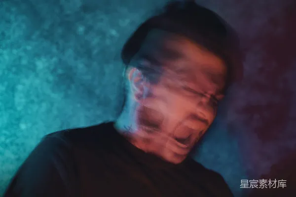 高清摄影 一个男人在昏暗的房间里闭着眼睛。