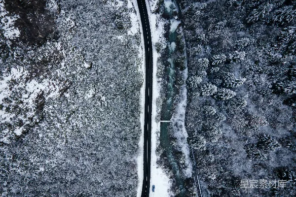 高清摄影 一条被雪覆盖的道路的空中俯瞰图