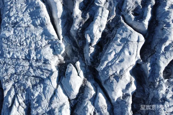 高清摄影 一座覆盖着积雪的山的鸟瞰图