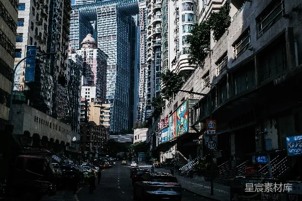 现代摩天大楼 lining 一条城市街道，旁边是汽车。