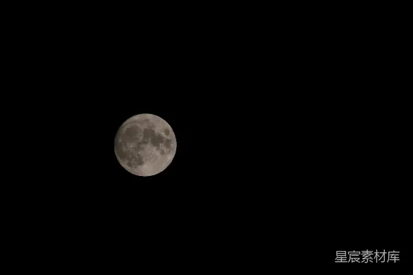 满月在黑暗的天空中可见