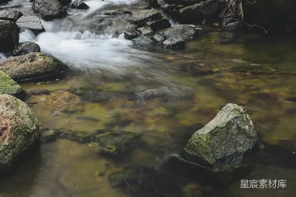 瀑布流水的延时摄影