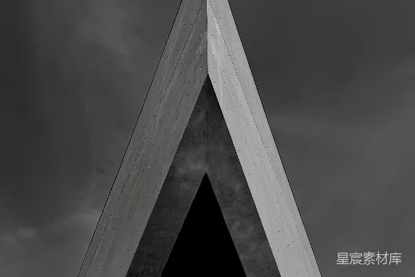 angular结构在阴云密布的天空下