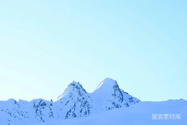高清摄影 白天蓝天下白雪覆盖的山峰
