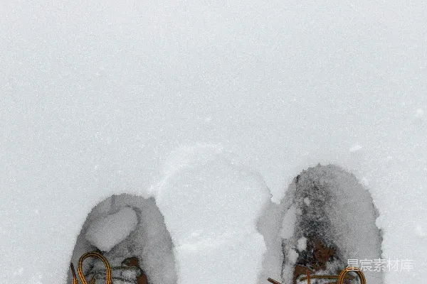 一双脚踩在雪上
