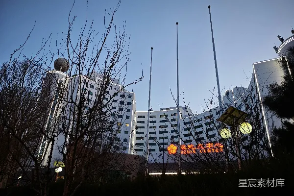 现代酒店建筑矗立在晴朗的蓝天之下