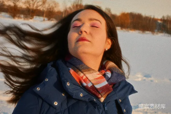 高清摄影 一个女人的头发在风中飘动