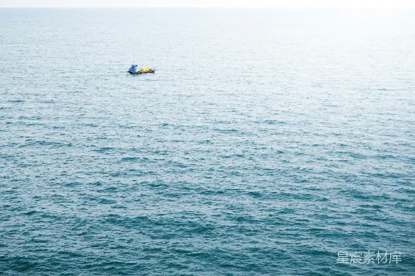 一艘小船漂浮在浩瀚的大海上。