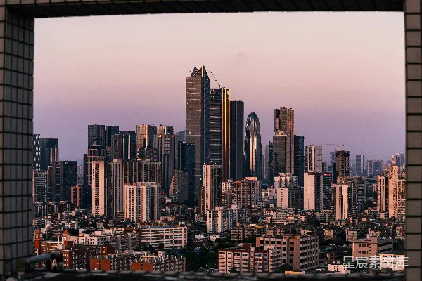 现代城市 skyline 在夕阳的映照下，高楼林立。