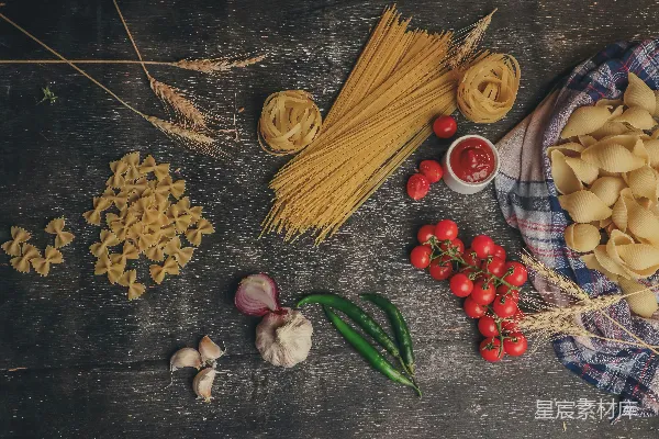 一桌子的食物