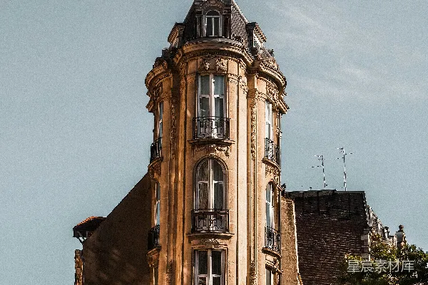 顶部有一座钟的高大建筑