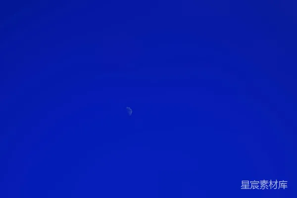天空中一架飞机，背景是月亮。