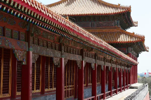 一座红顶红柱的建筑
