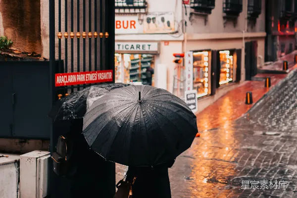 雨中撑伞的人们