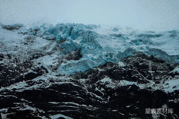 高清摄影 白天覆盖着雪的山