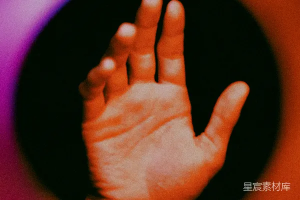 一个模糊的人手图像位于圆形的中心。