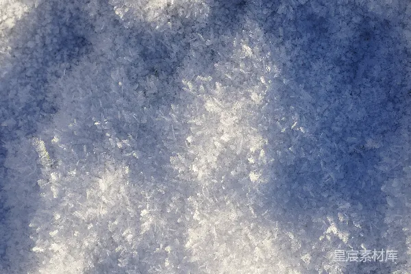 高清摄影 覆盖着雪的地面上，背景是蓝天。