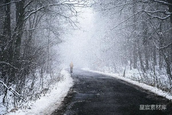 高清摄影 一个人走在被雪覆盖的路上