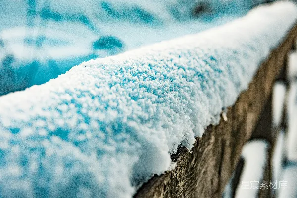 高清摄影 被雪覆盖的棕色木栅栏