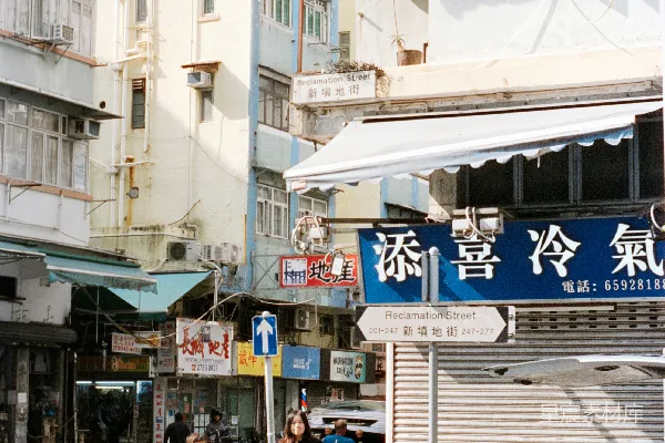 城市街角有人走过。