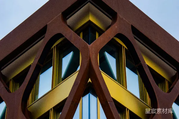 蓝天下的建筑视角