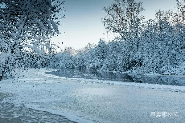 高清摄影 冬季，冰雪覆盖的树木环绕着结冰的河流。