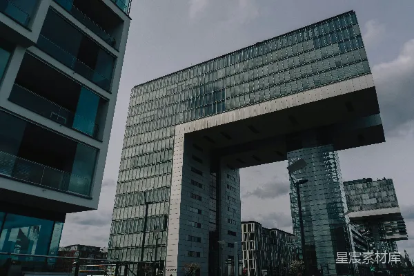 现代建筑带有玻璃外墙在阴天的景象