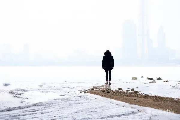 高清摄影 白天站在海边的人
