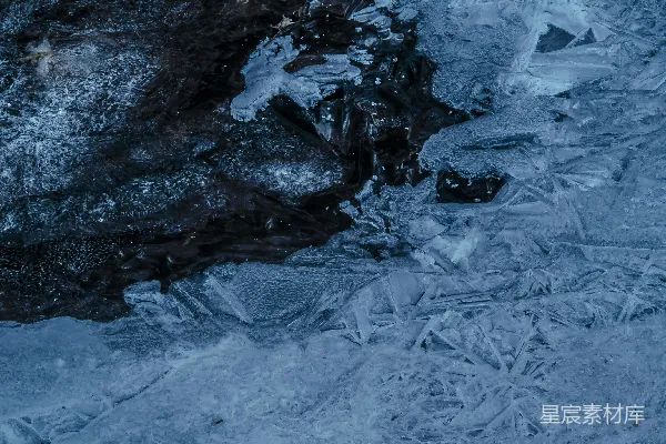 高清摄影 一个消防栓坐落在覆盖着积雪的田野中央