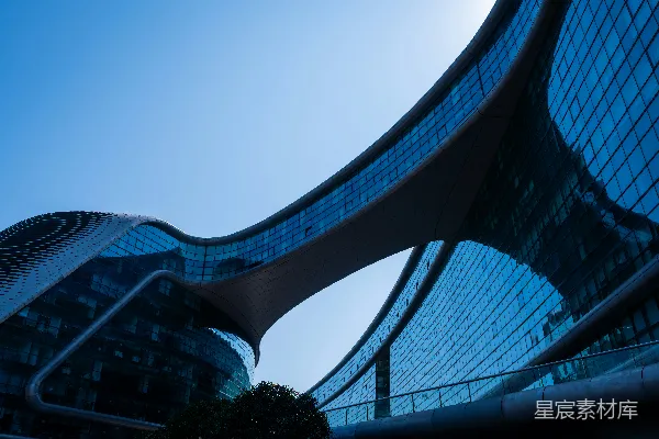 现代建筑外观采用玻璃幕墙的设计。