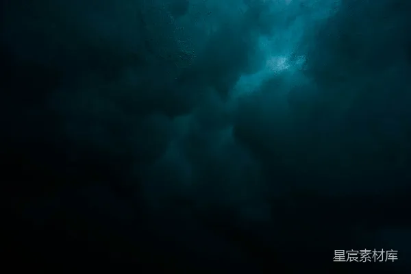 高清摄影 一片阴云密布的天空下的大片水域