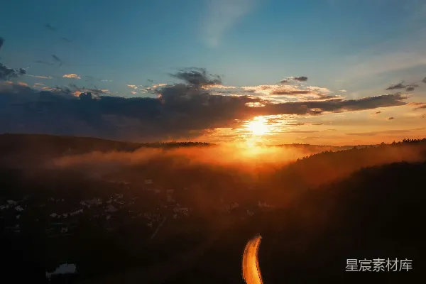 夕阳映照在云层之上