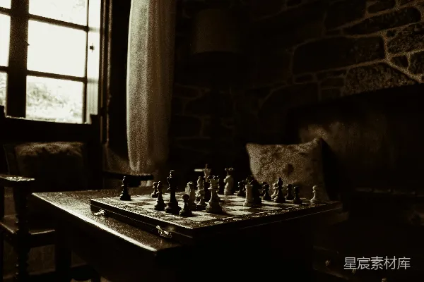 高清摄影 棋盘放在窗户旁边的桌子上。