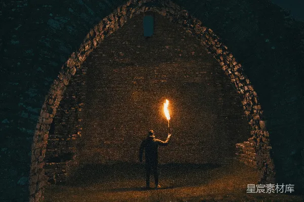 高清摄影 手持火炬的人在建筑物内部
