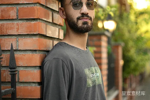 戴眼镜的男子