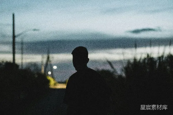 高清摄影 一个男人在夜晚的街道上行走。
