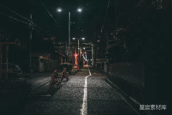 高清摄影 路旁亮起的标志牌