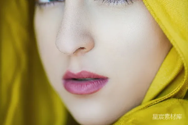 一个蓝眼女人戴着黄色围巾