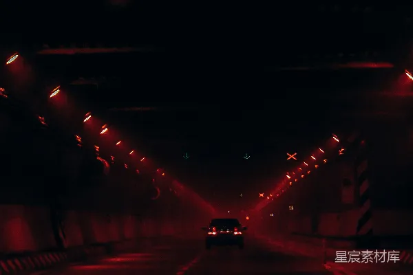 高清摄影 一辆汽车在夜晚的黑暗街道上行驶