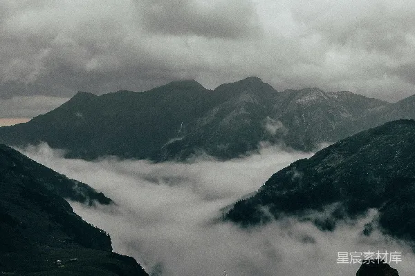 高清摄影 黑白色的山峰在白云下