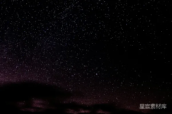 高清摄影 夜空中充满了星星和云朵。