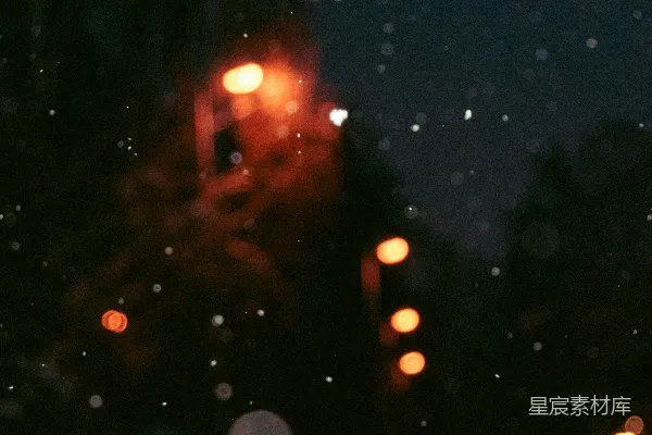 高清摄影 一张雪地里路灯模糊的照片