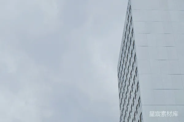 一座带有钟表的高大建筑