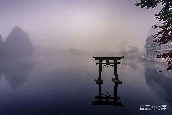 高清摄影 雾蒙蒙天气中的黑色十字架