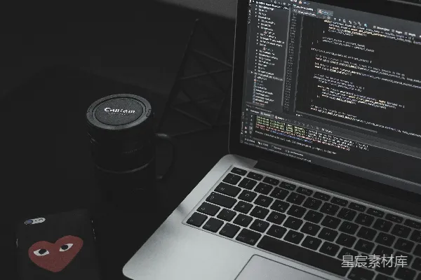 高清摄影 打开的MacBook Pro旁边是黑色的佳能杯子。
