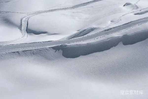 白天雪覆盖的道路的 aerial 照片