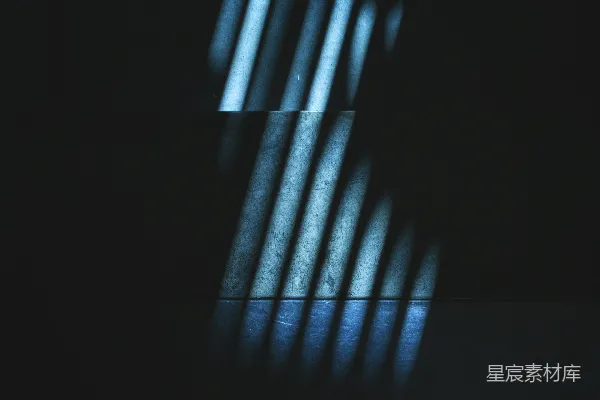 高清摄影 一个昏暗的房间，透过窗户传来光线。