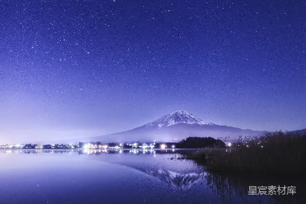 背景中有山的夜晚湖泊